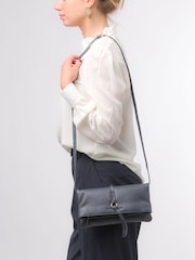 Blau - Pure Luxuries London Selene Umhänge-Clutch aus Nappaleder - Bild 4 von 5