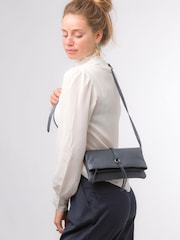Blau - Pure Luxuries London Selene Umhänge-Clutch aus Nappaleder - Bild 5 von 5