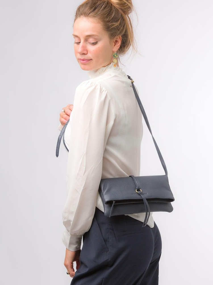 Blau - Pure Luxuries London Selene Umhänge-Clutch aus Nappaleder - Bild 5 von 5