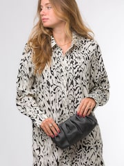 Schwarz - Pure Luxuries London Victoria Clutch aus Nappaleder mit Trageriemen - Bild 8 von 8