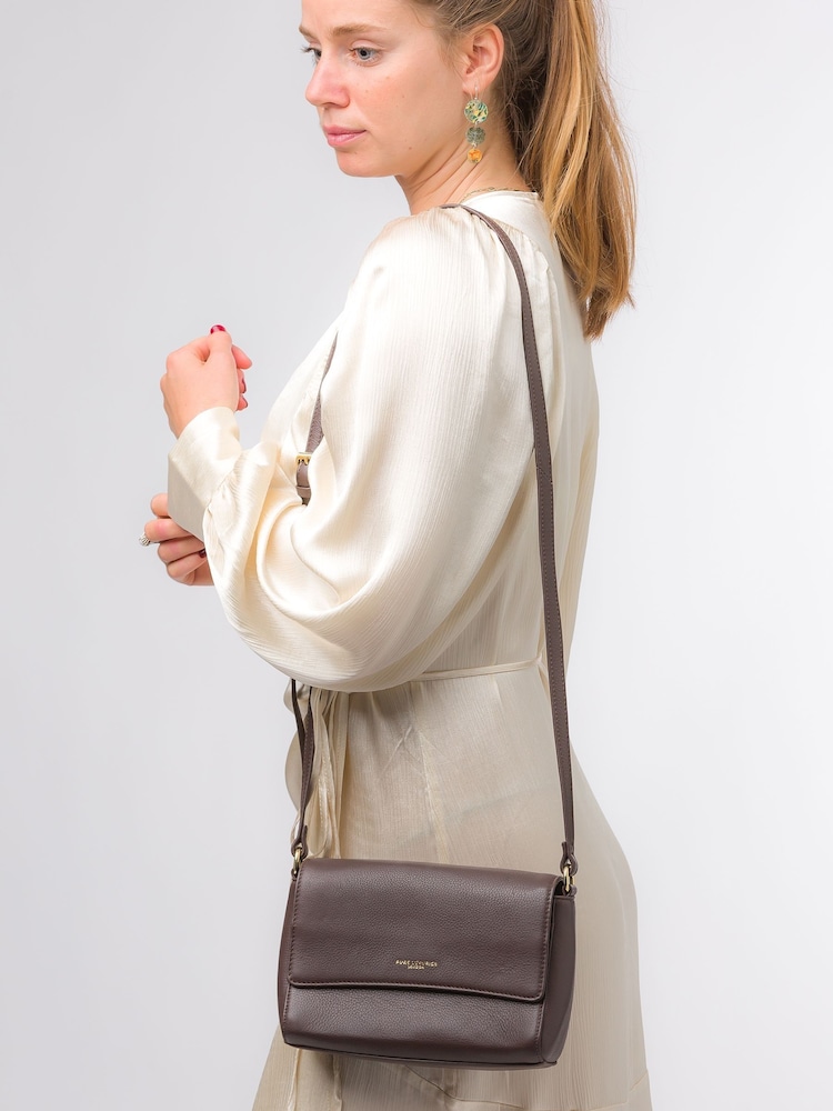 Pure Luxuries London Charlotte Nappa Leather Cross-Body Bag - Image 2 of 7 Pure Luxuries London Charlotte Nappa Leather Cross-Body Bag - Image 2 of 7