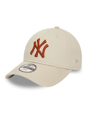 Marrón tostado - Gorra básica de algodón 100 % con diseño de los New York Yankees para niños 9 FORTY de New Era® - Imagen 4 de 5