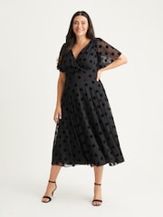 Schwarz - Scarlett & Jo Victoria Gepunktetes Netzstoff-Midikleid mit Flügelärmeln - Bild 1 von 5