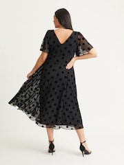 Schwarz - Scarlett & Jo Victoria Gepunktetes Netzstoff-Midikleid mit Flügelärmeln - Bild 2 von 5