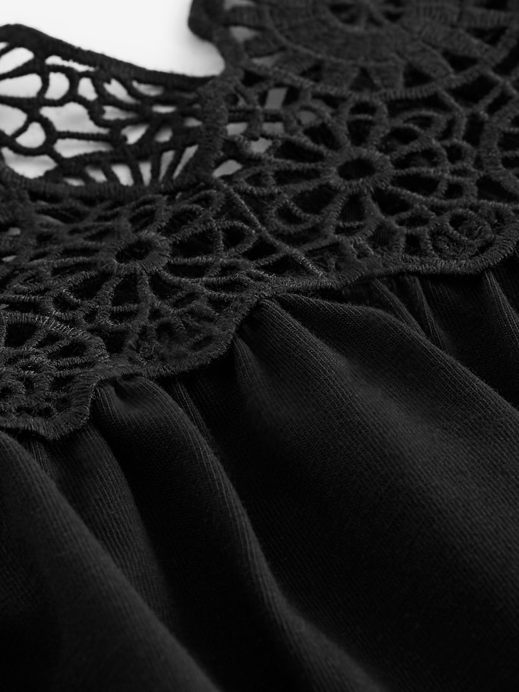 Schwarz - Schwingendes Top mit Häkeleinsatz - Bild 6 von 6 Schwarz - Schwingendes Top mit Häkeleinsatz - Bild 6 von 6