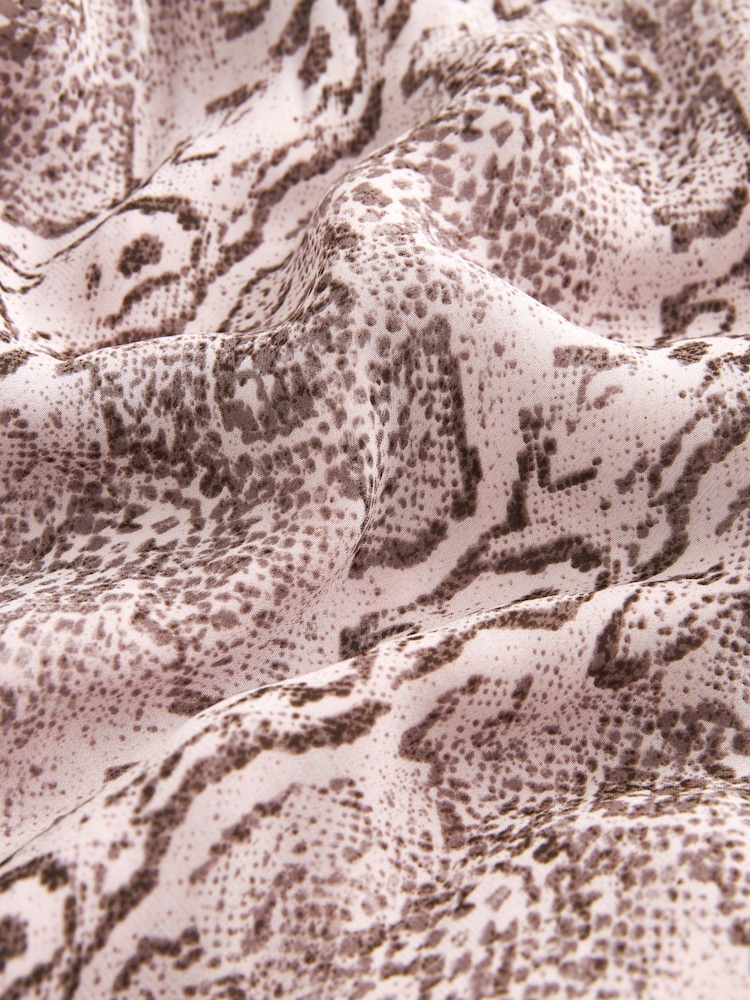 Rosa, Schlangenmuster - Langärmeliges Midikleid mit geradem Halsausschnitt - Bild 6 von 6
