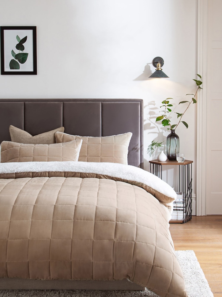 Brooklyn Quilted Velvet Duvet Cover and Pillowcase Set - Imagen 2 de 7