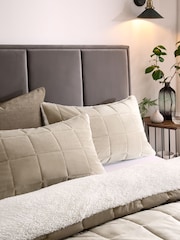 Brooklyn Quilted Velvet Duvet Cover and Pillowcase Set - Imagen 4 de 7