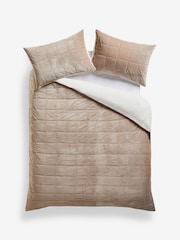Brooklyn Quilted Velvet Duvet Cover and Pillowcase Set - Imagen 6 de 7