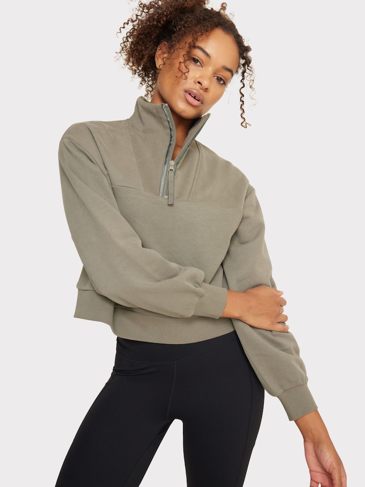 Grün - Chelsea Peers Cropped-Sweatshirt aus Bio-Baumwolle - Bild 1 von 5 Grün - Chelsea Peers Cropped-Sweatshirt aus Bio-Baumwolle - Bild 1 von 5