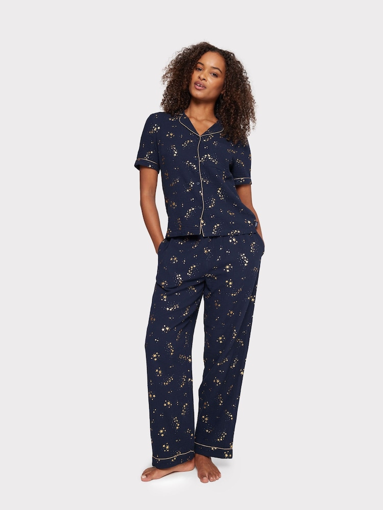 Blau - Chelsea Peers langes Pyjamaset mit Folienstern-Print aus 100% Baumwolle - Bild 2 von 5 Blau - Chelsea Peers langes Pyjamaset mit Folienstern-Print aus 100% Baumwolle - Bild 2 von 5