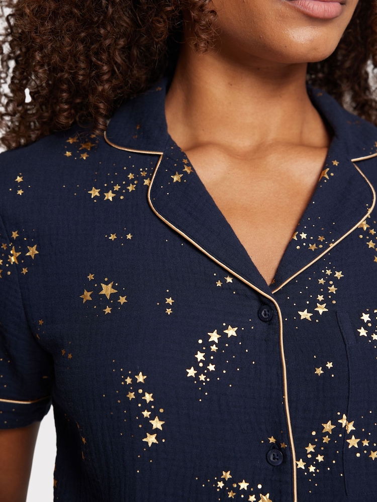 Blau - Chelsea Peers langes Pyjamaset mit Folienstern-Print aus 100% Baumwolle - Bild 5 von 5 Blau - Chelsea Peers langes Pyjamaset mit Folienstern-Print aus 100% Baumwolle - Bild 5 von 5