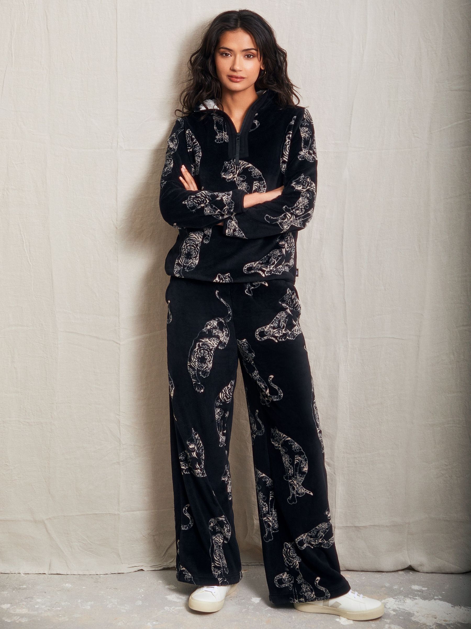 linear fleece jogger set