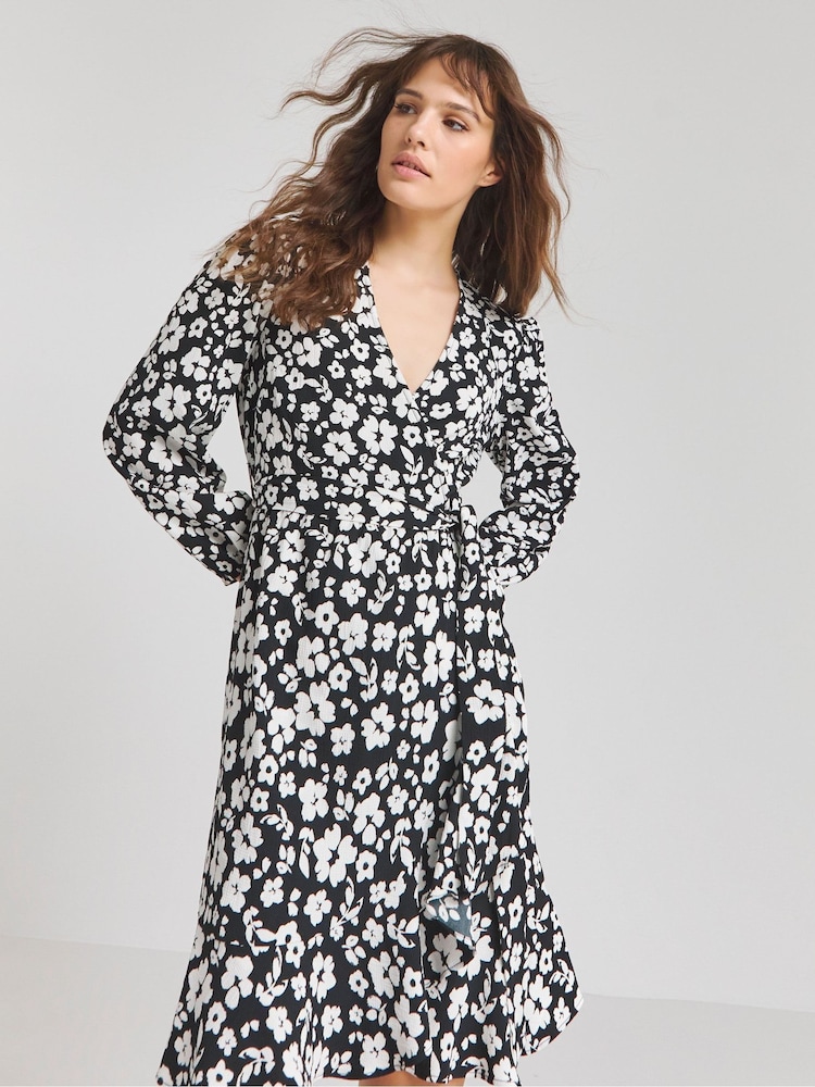 Simply Be Sage Print Mono Print Textured Wrap Skater Dress - Image 4 of 4 Simply Be Sage Print Mono Print Textured Wrap Skater Dress - Image 4 of 4