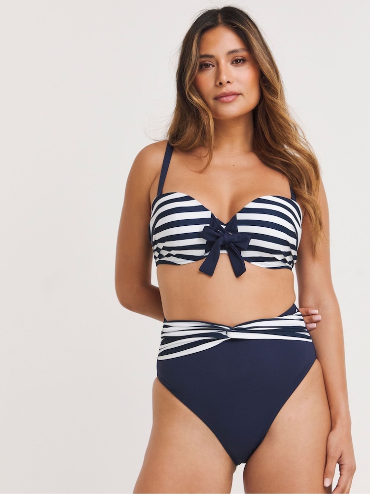 Blau Weiss Gestreift - Simply Be Magisculpt Bikini-Slip mit hoher Taille und Drehung vorne - Bild 1 von 5 Blau Weiss Gestreift - Simply Be Magisculpt Bikini-Slip mit hoher Taille und Drehung vorne - Bild 1 von 5