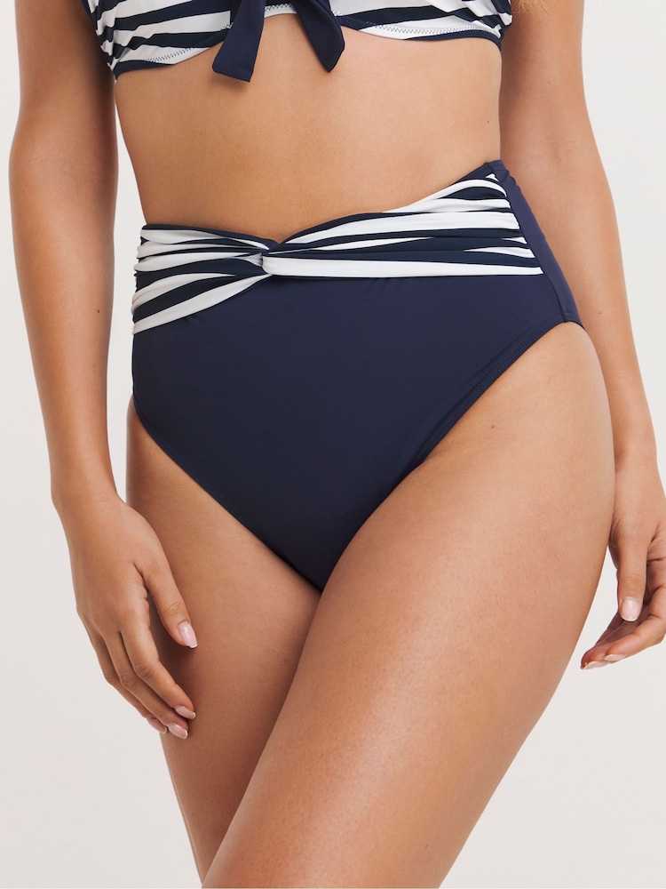 Blau Weiss Gestreift - Simply Be Magisculpt Bikini-Slip mit hoher Taille und Drehung vorne - Bild 2 von 5 Blau Weiss Gestreift - Simply Be Magisculpt Bikini-Slip mit hoher Taille und Drehung vorne - Bild 2 von 5