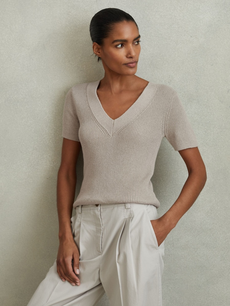 Neutrale Farbe - Reiss Rosie Strickoberteil aus Baumwollgemisch mit V-Ausschnitt - Bild 1 von 7 Neutrale Farbe - Reiss Rosie Strickoberteil aus Baumwollgemisch mit V-Ausschnitt - Bild 1 von 7