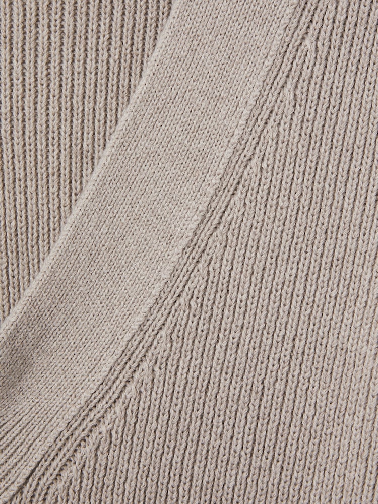 Neutrale Farbe - Reiss Rosie Strickoberteil aus Baumwollgemisch mit V-Ausschnitt - Bild 7 von 7