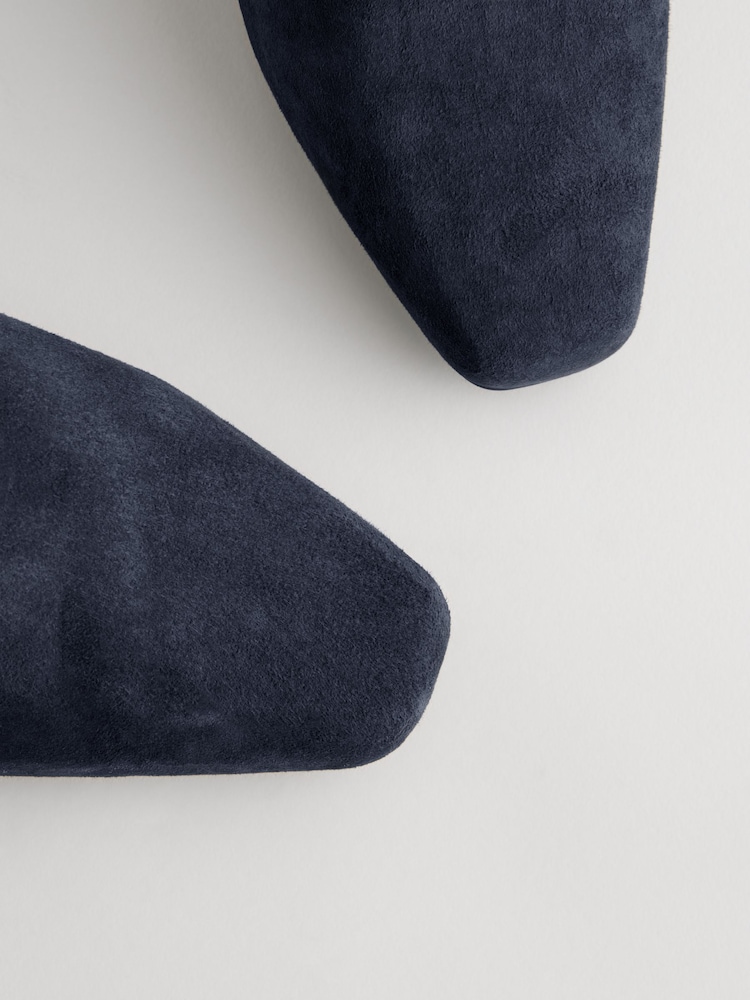 Modra semiš - gležnjarji z gležnjarji Forever Comfort® Chisel Toe Chelsea Ankle - Slika 7 iz 7 Modra semiš - gležnjarji z gležnjarji Forever Comfort® Chisel Toe Chelsea Ankle - Slika 7 iz 7