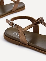 Bronze - Linzi Luxor Texturierte T-Bar-Sandalen​​​​​​​ - Bild 5 von 5