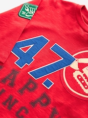 شارات ولون أحمر - تيشرت رياضي بكُم طويل مزيّن بطبعة فريق Varsity قطن 100% (3 أشهر - 7 سنوات) - صورة 5 من 5