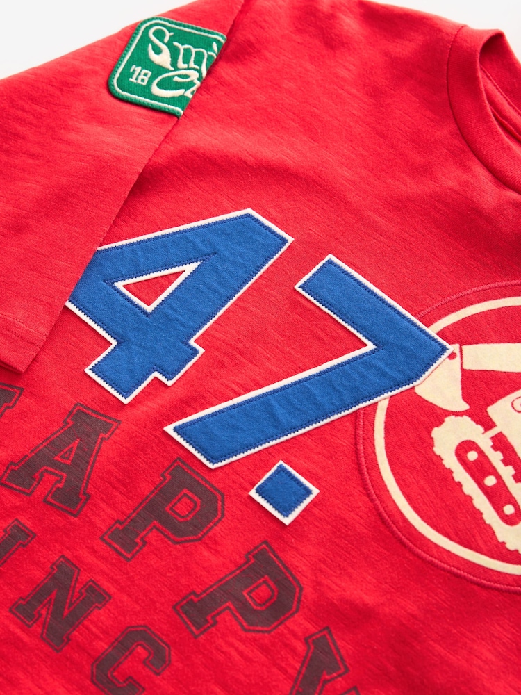 شارات ولون أحمر - تيشرت رياضي بكُم طويل مزيّن بطبعة فريق Varsity قطن 100% (3 أشهر - 7 سنوات) - صورة 5 من 5