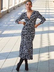 Sosandar Black Twist Front Ruched Sleeve Fit & Flare Dress - Image 5 of 5