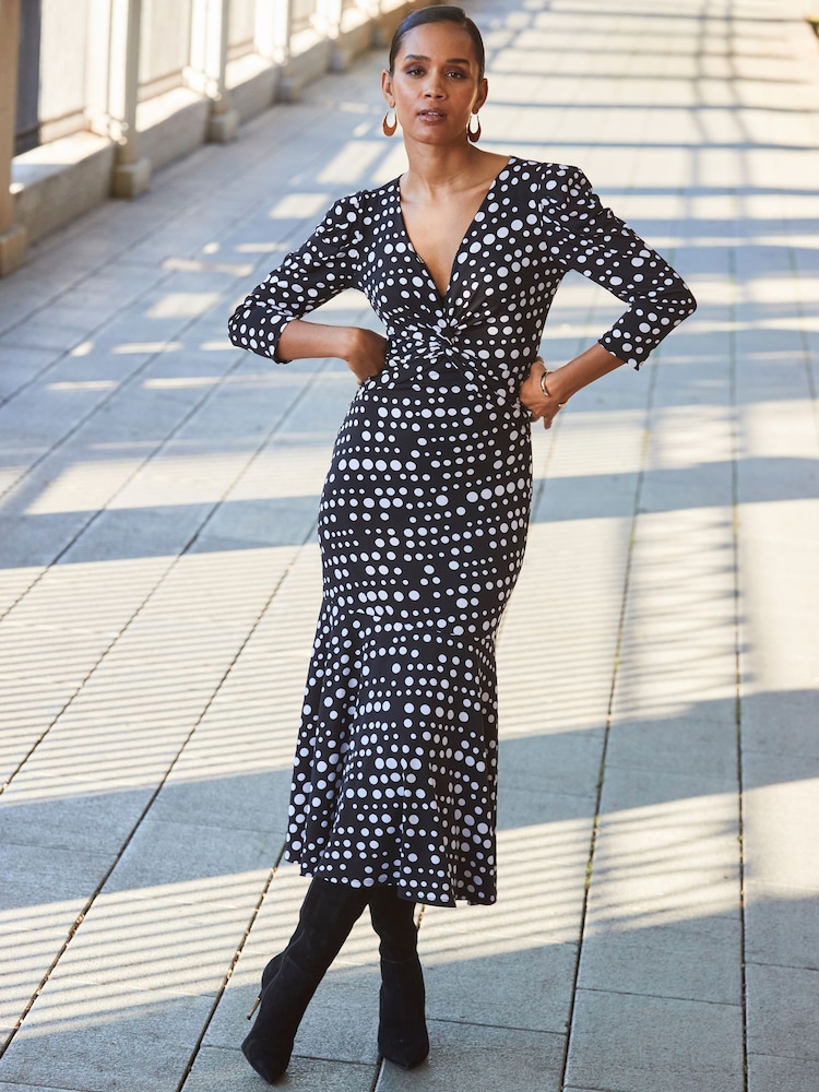 Sosandar Fit & Flare-Kleid mit verdrehter Vorderseite und gerafften Ärmel - Bild 5 von 5 Sosandar Fit & Flare-Kleid mit verdrehter Vorderseite und gerafften Ärmel - Bild 5 von 5