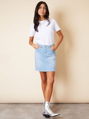 Azul - Minifalda vaquera con bajo sin rematar de Threadbare - Imagen 3 de 4