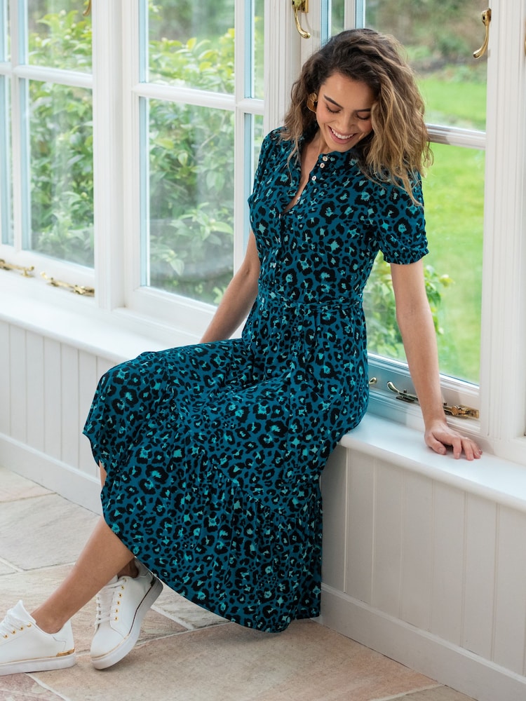 Blau - Pour Moi Jodie Anschmiegsames, gestuftes Midi-Hemdkleid aus Jersey für die größere Brust - Bild 1 von 4 Blau - Pour Moi Jodie Anschmiegsames, gestuftes Midi-Hemdkleid aus Jersey für die größere Brust - Bild 1 von 4