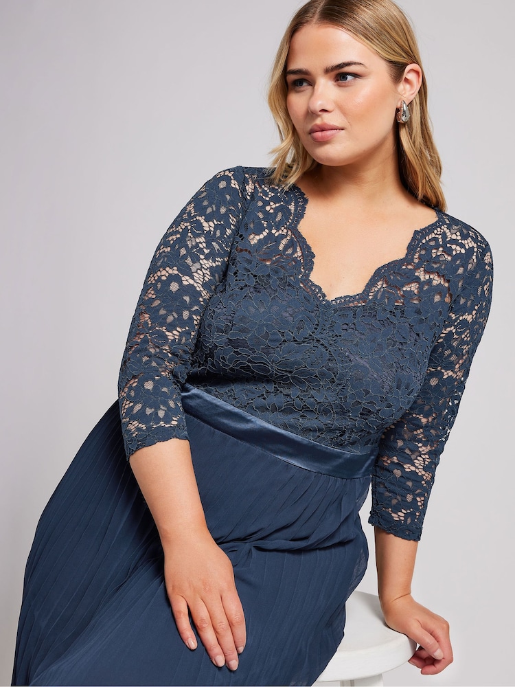Azul - Vestido largo plisado con diseño cruzado de encaje de Yours Curve - Imagen 3 de 3 Azul - Vestido largo plisado con diseño cruzado de encaje de Yours Curve - Imagen 3 de 3
