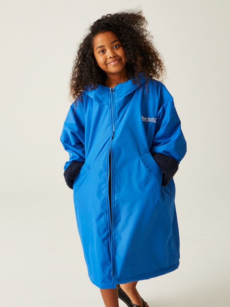 Blau - Regatta Junior Wasserfester Umkleidemantel mit Fleecefutter - Bild 2 von 9 Blau - Regatta Junior Wasserfester Umkleidemantel mit Fleecefutter - Bild 2 von 9
