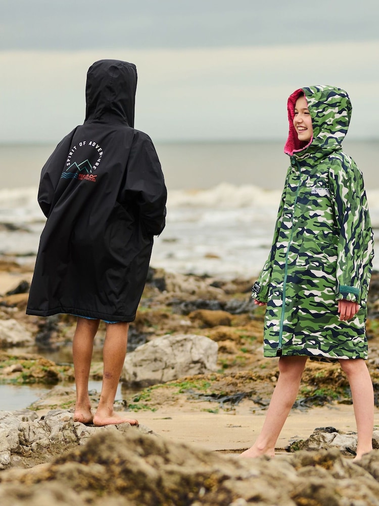 Regatta Green Junior Waterproof Fleece Lined Changing Robe - Image 3 of 11
