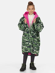 Regatta Green Junior Waterproof Fleece Lined Changing Robe - Image 4 of 11