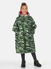 Regatta Green Junior Waterproof Fleece Lined Changing Robe - Image 6 of 11