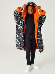 Regatta Black Grey Junior Waterproof Fleece Lined Changing Robe - Image 4 of 8