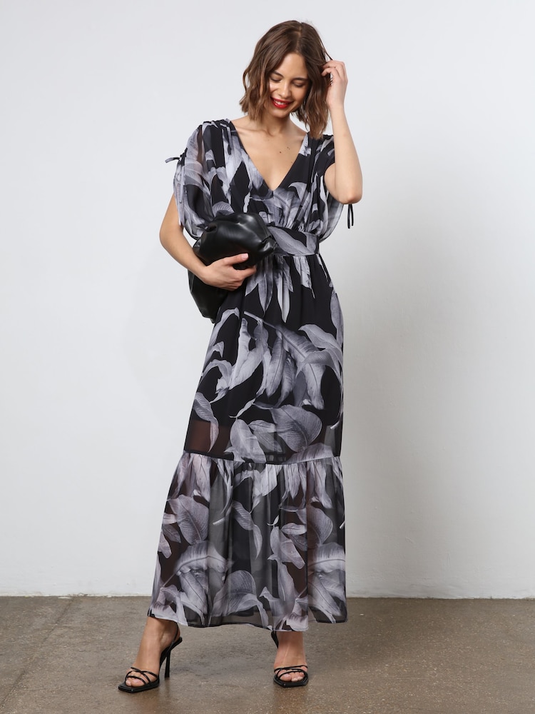 Religion Maxikleid mit gestuftem Rockteil und wunderschönem Druckmuster - Bild 1 von 6 Religion Maxikleid mit gestuftem Rockteil und wunderschönem Druckmuster - Bild 1 von 6