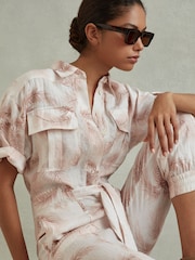 Mono largo de lino con estampado tropical y cinturón Kaia de Reiss - Imagen 1 de 5