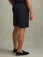 Navy - Reiss - Conor - Shorts a coste con elastico in vita - Image 5 of 5