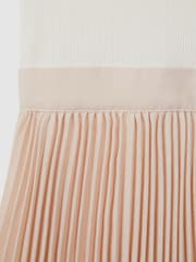 Vestido con diseño asimétrico plisado Harriet de Reiss - Imagen 4 de 4