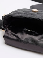 Negro - Bandolera con diseño de corazones acolchados para niña de River Island - Imagen 4 de 5
