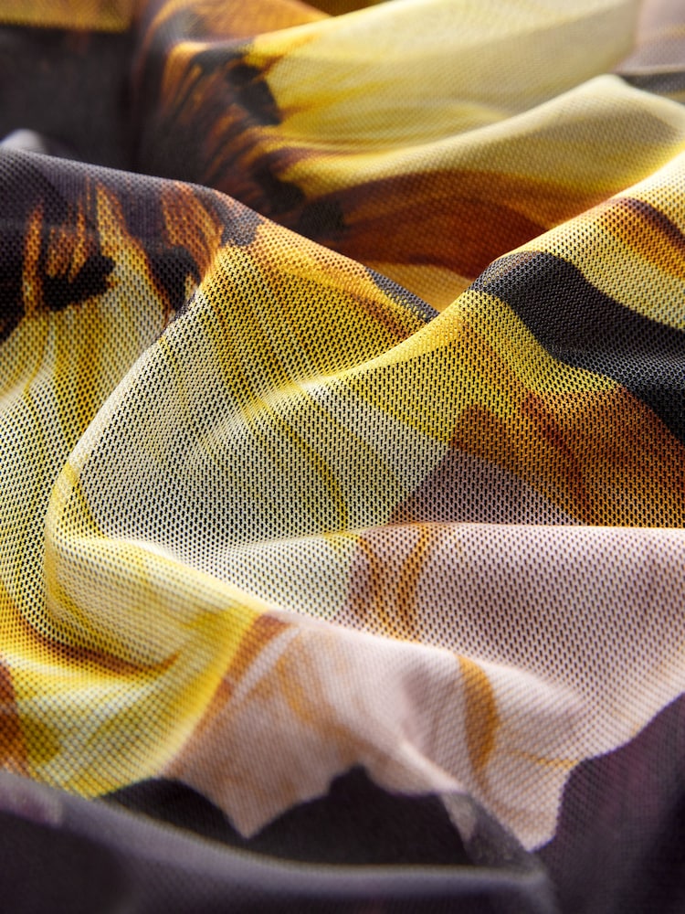 Schwarz geblümt - Maxikleid aus Netzstoff mit Fledermausärmeln - Bild 6 von 6 Schwarz geblümt - Maxikleid aus Netzstoff mit Fledermausärmeln - Bild 6 von 6