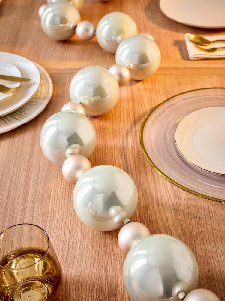 White Bauble Christmas Garland - Image 2 of 5 White Bauble Christmas Garland - Image 2 of 5