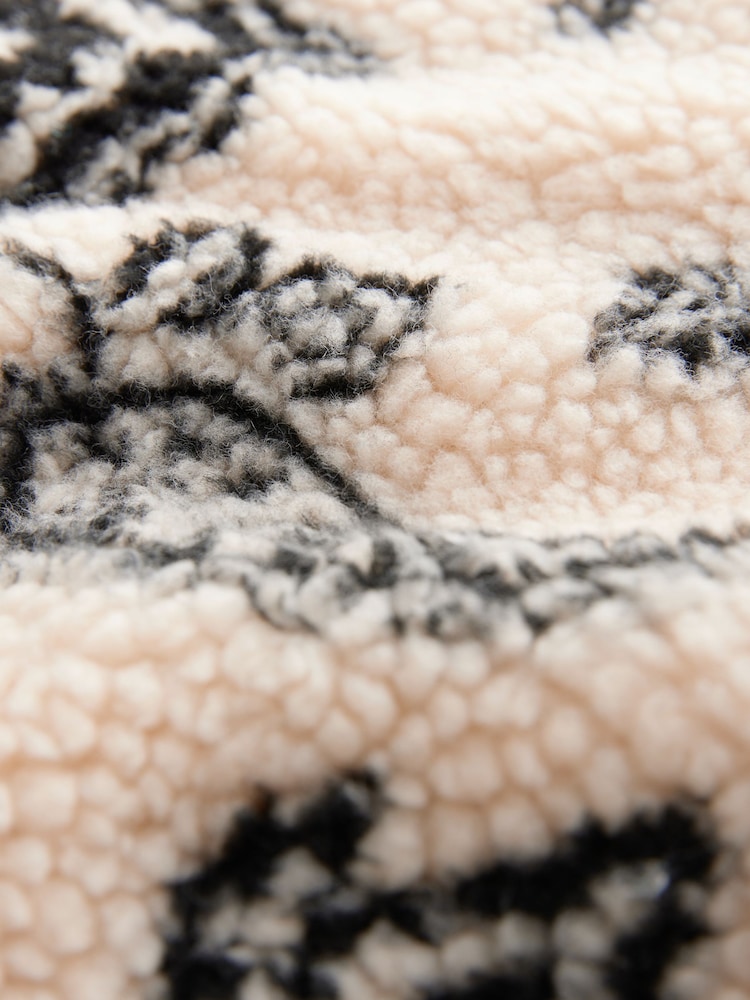 Ecru/Schwarz - Bedrucktes Fleece-Oberteil mit Viertelreißverschluss am Kragen - Bild 9 von 9 Ecru/Schwarz - Bedrucktes Fleece-Oberteil mit Viertelreißverschluss am Kragen - Bild 9 von 9