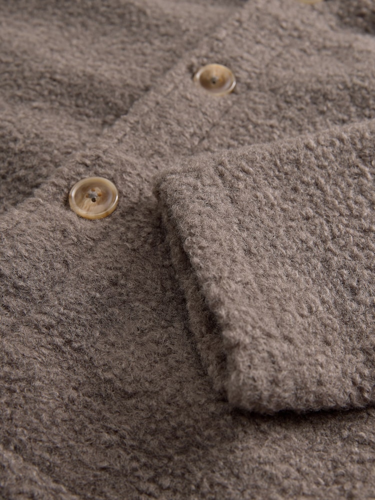 Neutrale Farbe - Shacket aus Borg-Fleece in normaler Passform - Bild 13 von 13 Neutrale Farbe - Shacket aus Borg-Fleece in normaler Passform - Bild 13 von 13