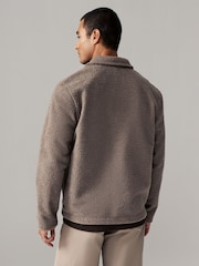 Neutrale Farbe - Shacket aus Borg-Fleece in normaler Passform - Bild 5 von 13