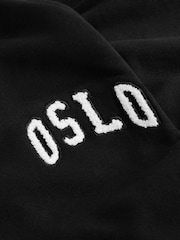 Черный - Джоггеры с манжетами и манжетами из ткани букле с надписью Oslo с городским рисунком - Изображение 7 из 7