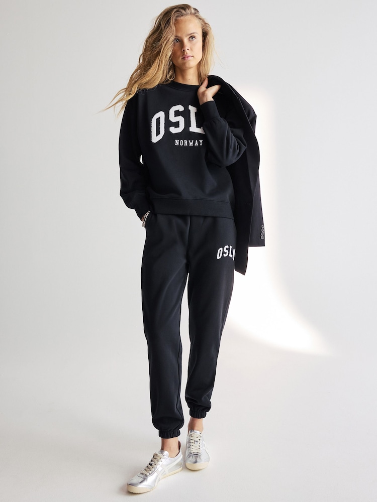 Schwarz-weiß-monochrom - Graues Langarm-Sweatshirt mit Bouclé-Detail und grafischem Schriftzug - Bild 2 von 7 Schwarz-weiß-monochrom - Graues Langarm-Sweatshirt mit Bouclé-Detail und grafischem Schriftzug - Bild 2 von 7