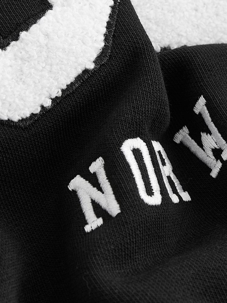 Schwarz-weiß-monochrom - Graues Langarm-Sweatshirt mit Bouclé-Detail und grafischem Schriftzug - Bild 7 von 7 Schwarz-weiß-monochrom - Graues Langarm-Sweatshirt mit Bouclé-Detail und grafischem Schriftzug - Bild 7 von 7