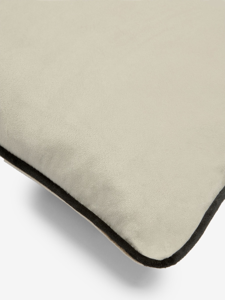 Kissen aus mattem Samt mit kontrastierender Paspelierung - Bild 5 von 5 Kissen aus mattem Samt mit kontrastierender Paspelierung - Bild 5 von 5